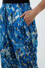 Load image into Gallery viewer, Foil Leaf Detail Capri Trousers

